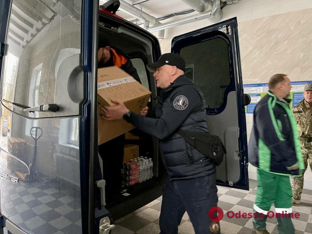 Одещина передала Херсону продуктові набори, ліки, “швидку” та пожежно-рятувальний автомобіль (фото)