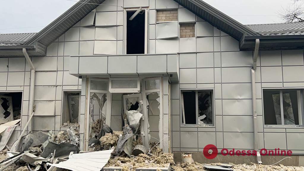 Рашисты обстреляли пригород Запорожья: повреждена больница, разрушена СТО