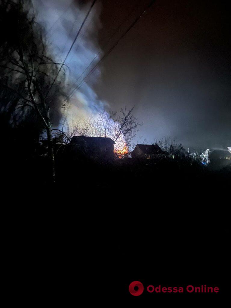 Под Одессой горит частный жилой дом