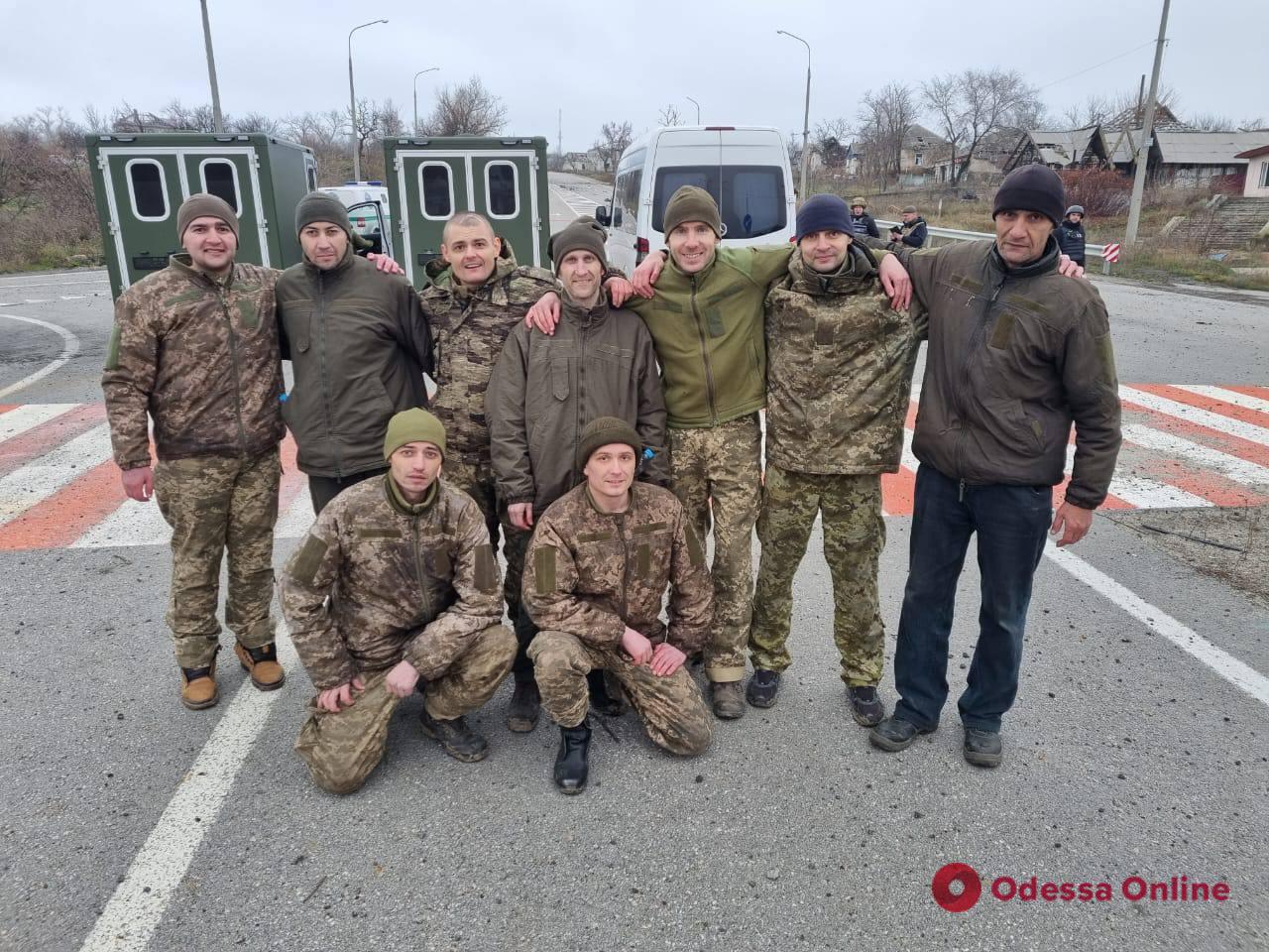 Україна визволила з російського полону дев’ять захисників Маріуполя, ЧАЕС та Зміїного, а також трьох цивільних