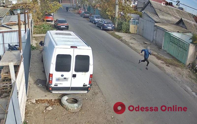 На остановке общественного транспорта в Одессе мужчина выхватил у женщины телефон и убежал