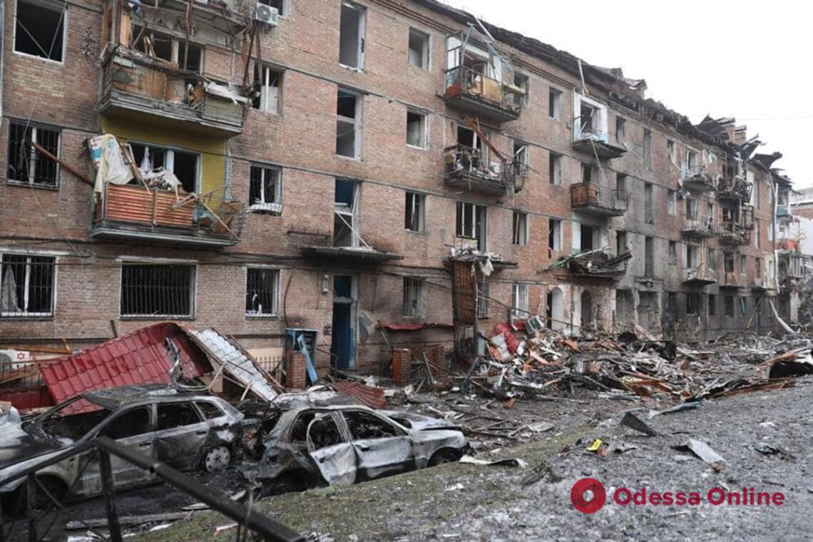 Зеленский побывал на месте ракетного удара по жилому дому в Вышгороде (видео)