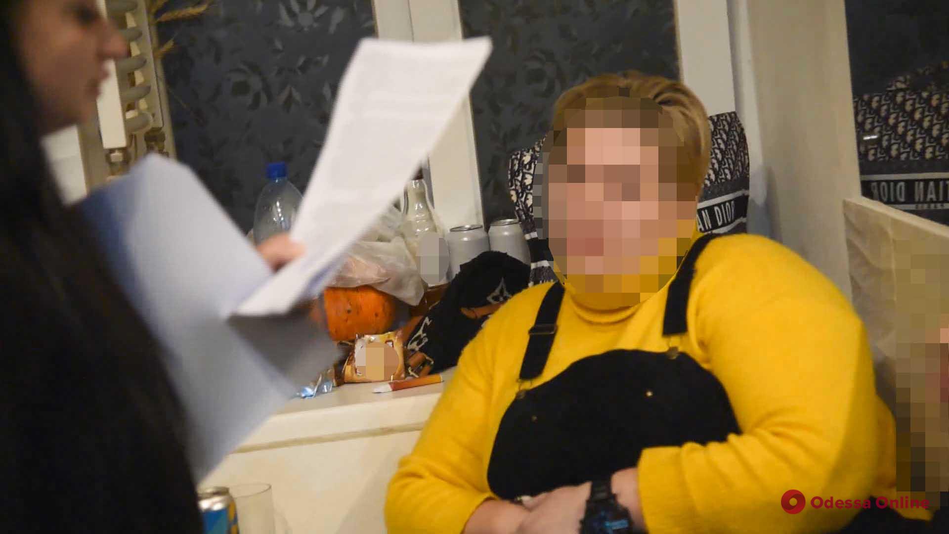 Одесские полицейские задержали гражданку Молдовы, занимавшуюся сутенерством (фото, видео)