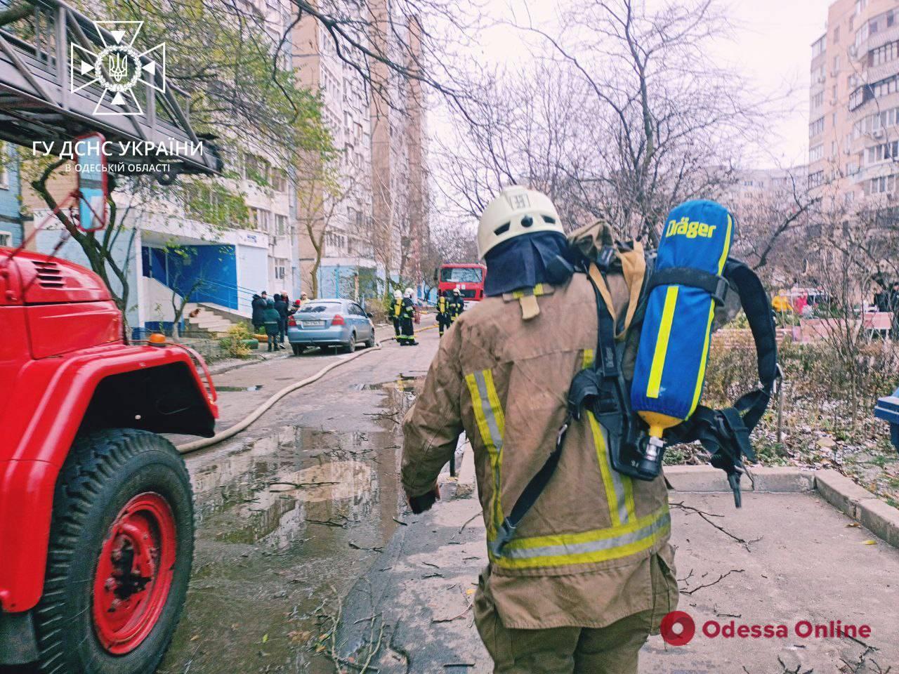 В Одесі з палаючої квартири врятували 16-річну дівчину