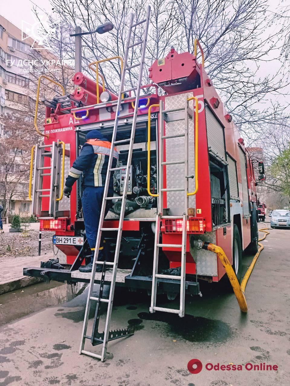 В Одессе из горящей квартиры спасли 16-летнюю девушку