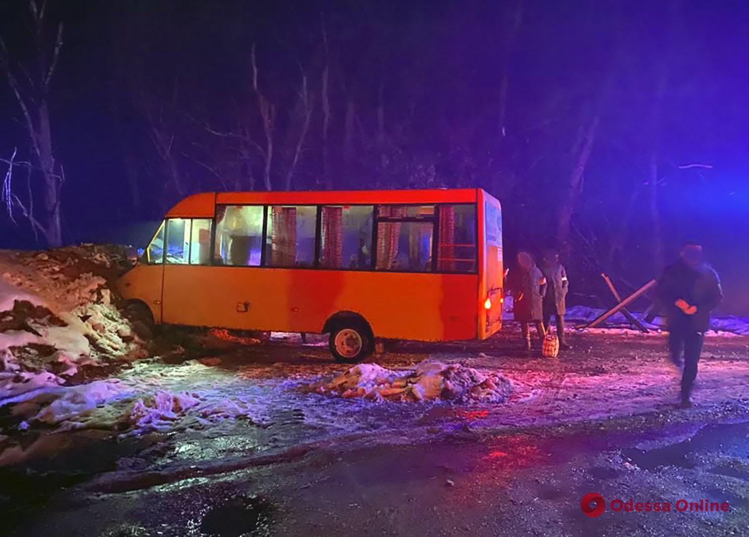 В Черниговской области маршрутка врезалась в блокпост