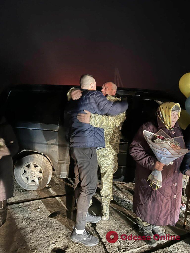 В Одесской области встретили защитников Змеиного, вернувшихся из российского плена (фото)