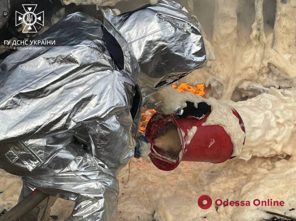 Рятувальники показали ліквідацію наслідків ракетного удару по Одещині (фото)