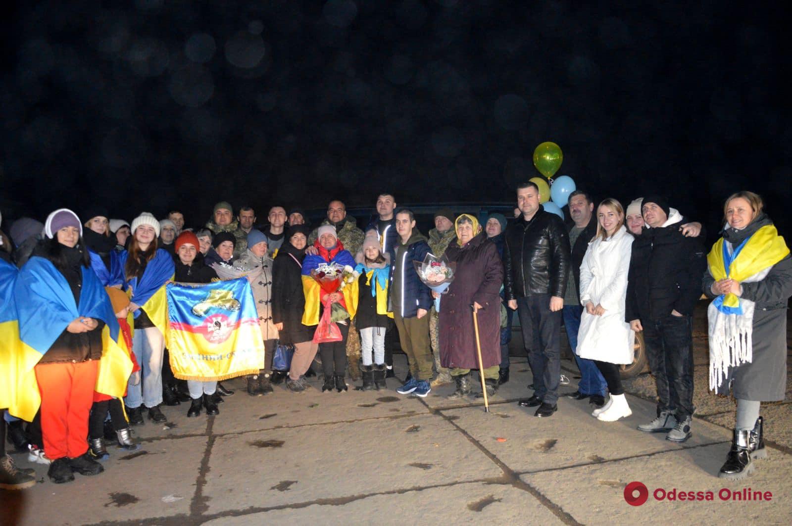 В Одесской области встретили защитников Змеиного, вернувшихся из российского плена (фото)