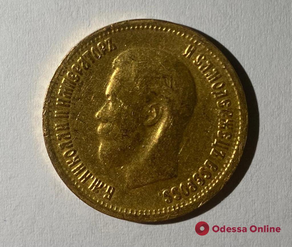 Одеські митники виявили старовинні золоті монети 