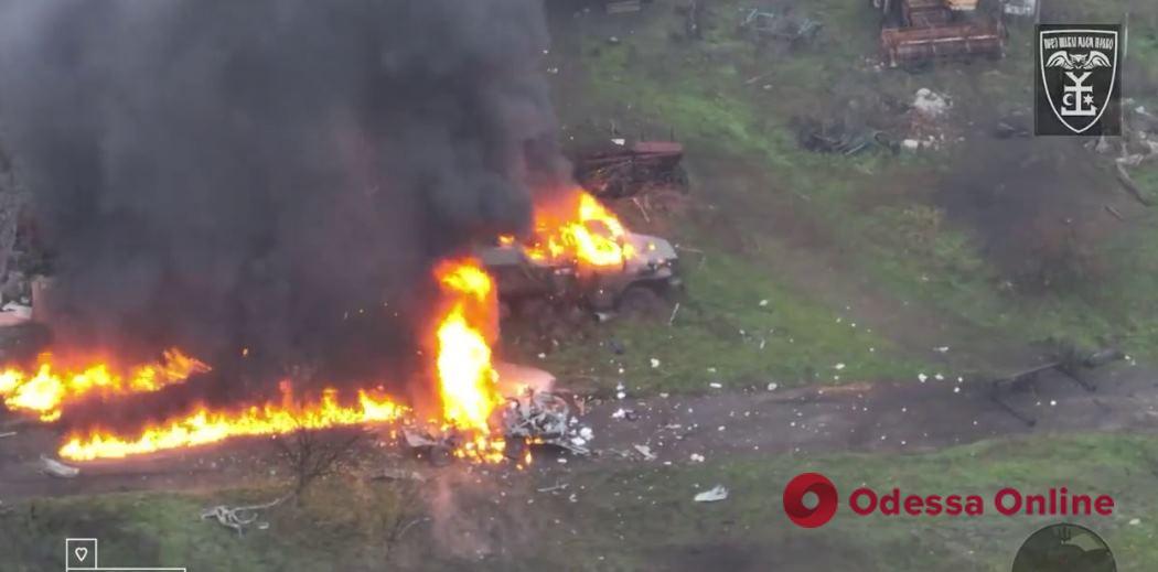Українські військові мінометним вогнем накрили вантажівки окупантів (відео)