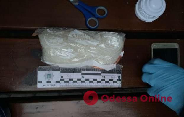 У жителя Черноморска нашли полукилограммовый пакет с наркотиками