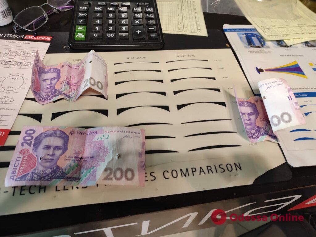 На Одещині в іноземця вилучили майже мільйон гривень банкнотами з окупованих територій, які були виведені з обігу 