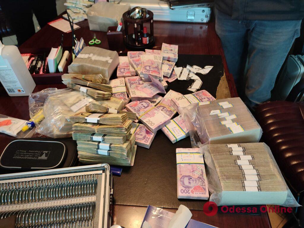 В Одесской области у иностранца изъяли почти миллион гривен банкнотами с оккупированных территорий, которые были выведены из обращения