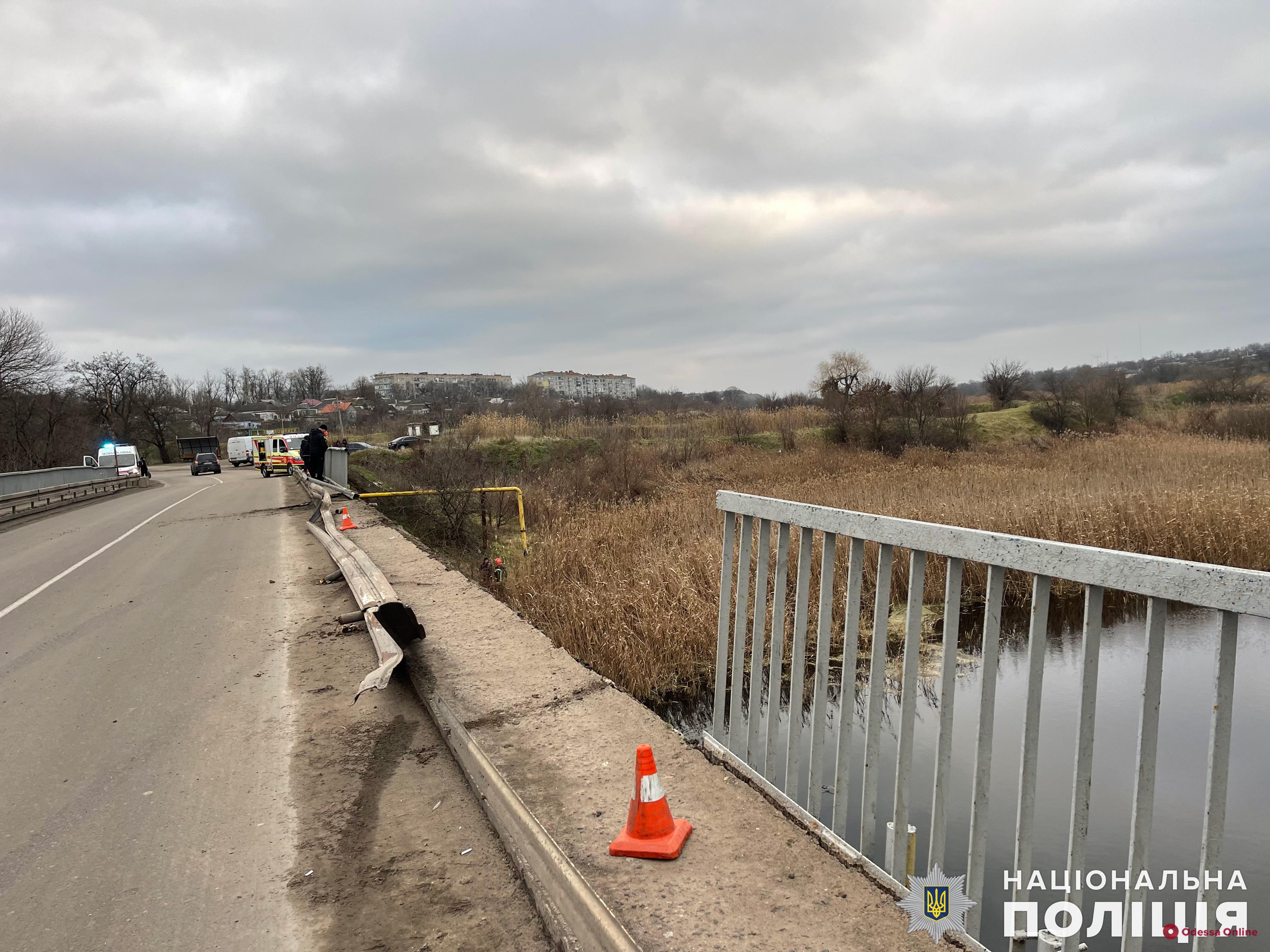 В Николаевской области автомобиль упал с моста — пятеро погибших, из них двое детей