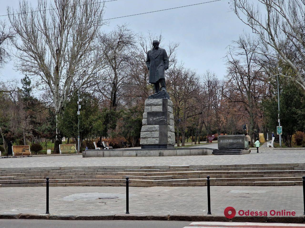 В Одессе устанавливают антипарковочные столбики