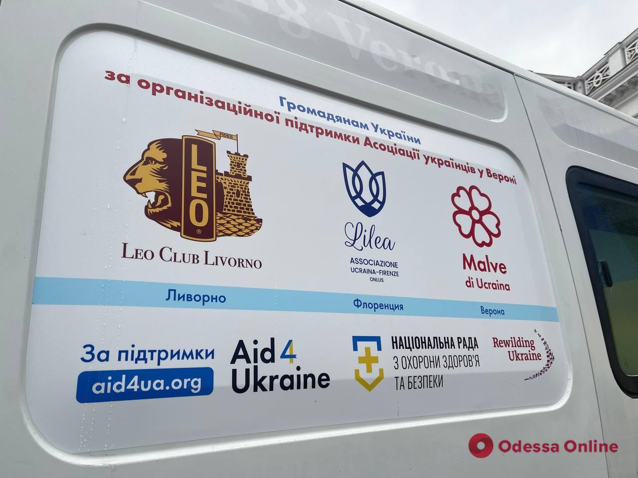 В Международный день волонтера Одессе передали реанимобиль