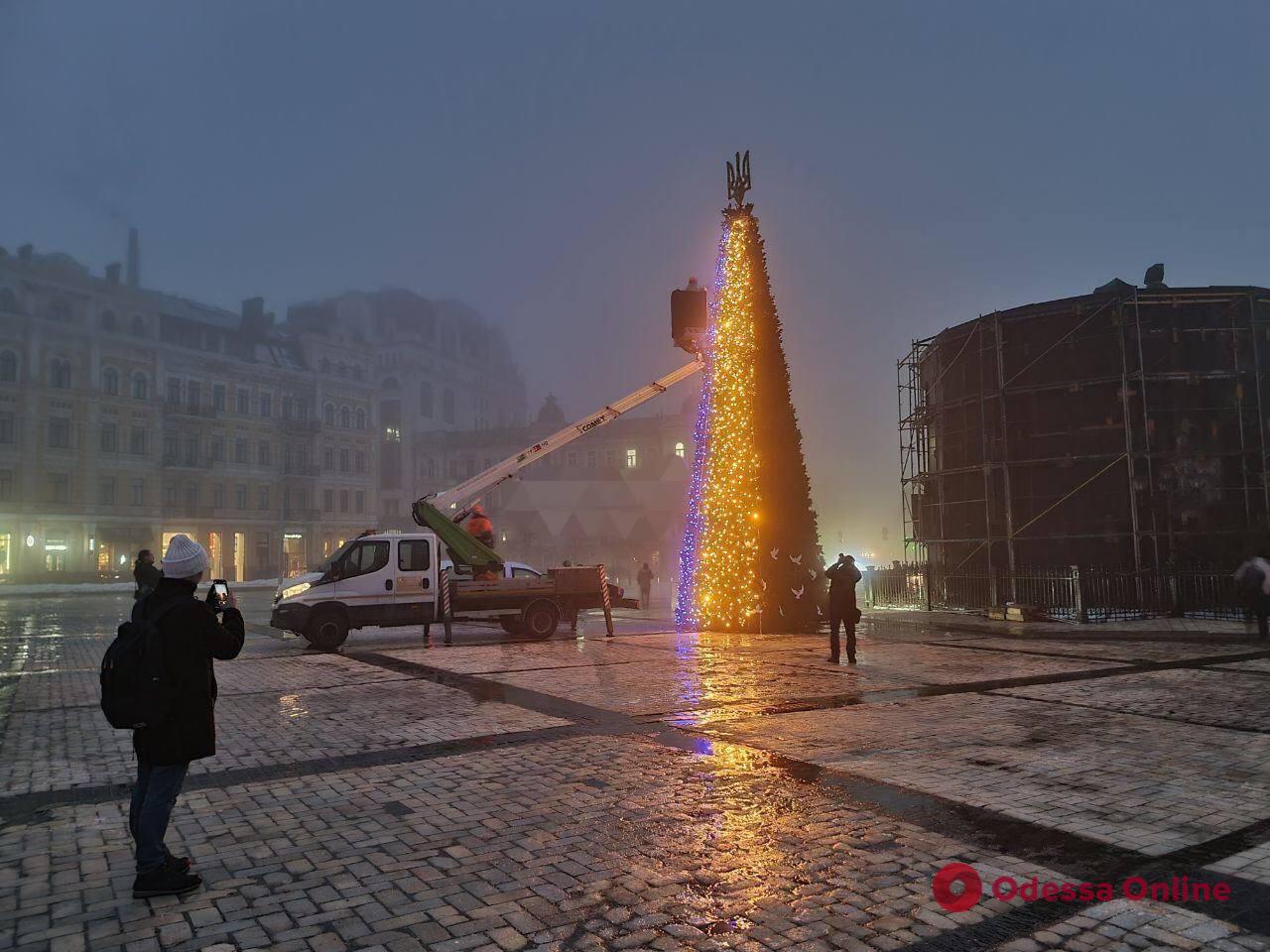 В Киеве засияла главная елка Украины