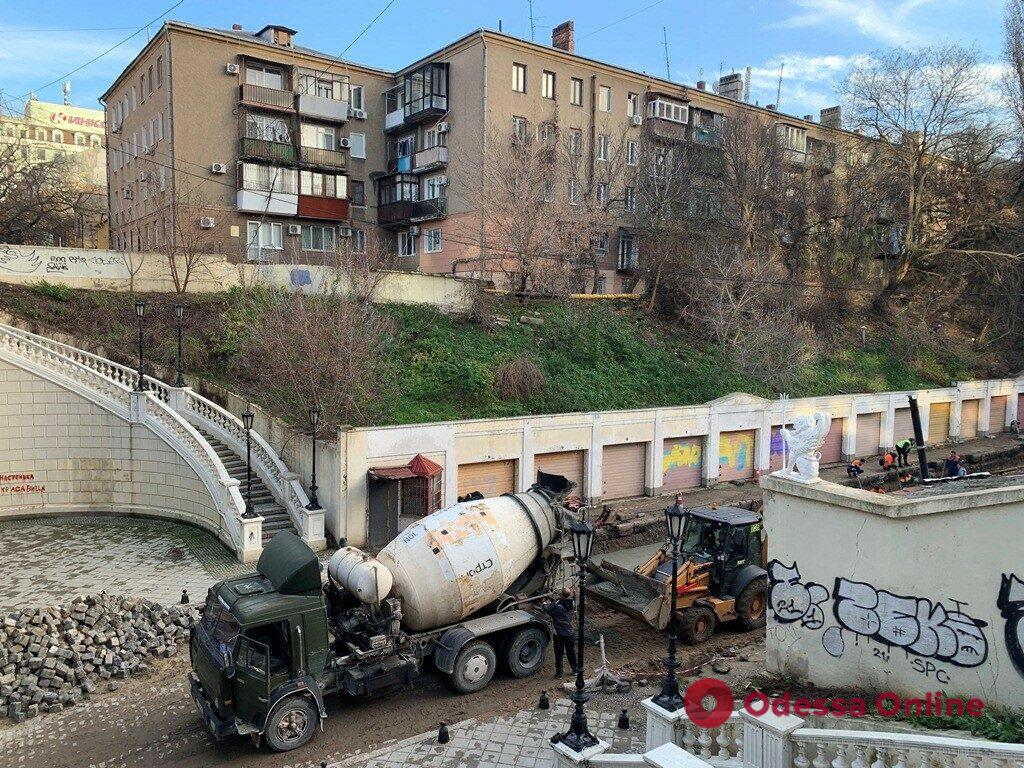 В Одессе реализуется второй этап капитального ремонта Деволановского спуска (фото)