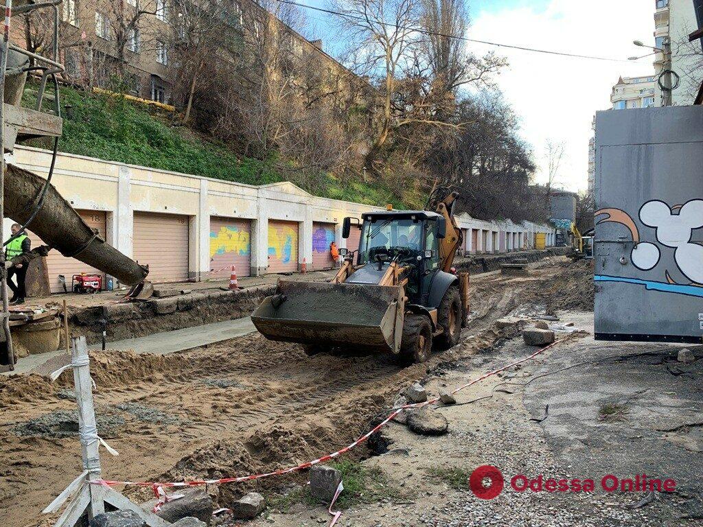 В Одессе реализуется второй этап капитального ремонта Деволановского спуска (фото)