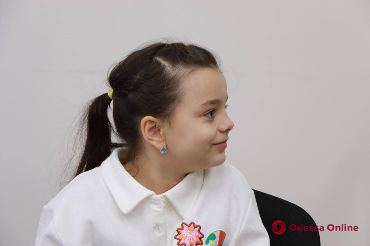 Одеські чиновники зібрали кошти на протез для дівчинки, яка постраждала від ракетного удару у Затоці