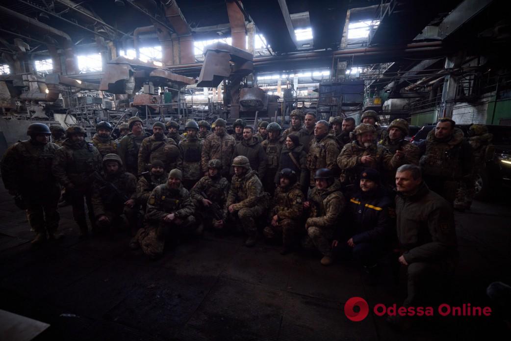 В Бахмуте Зеленский встретился с военными и вручил государственные награды (фото)