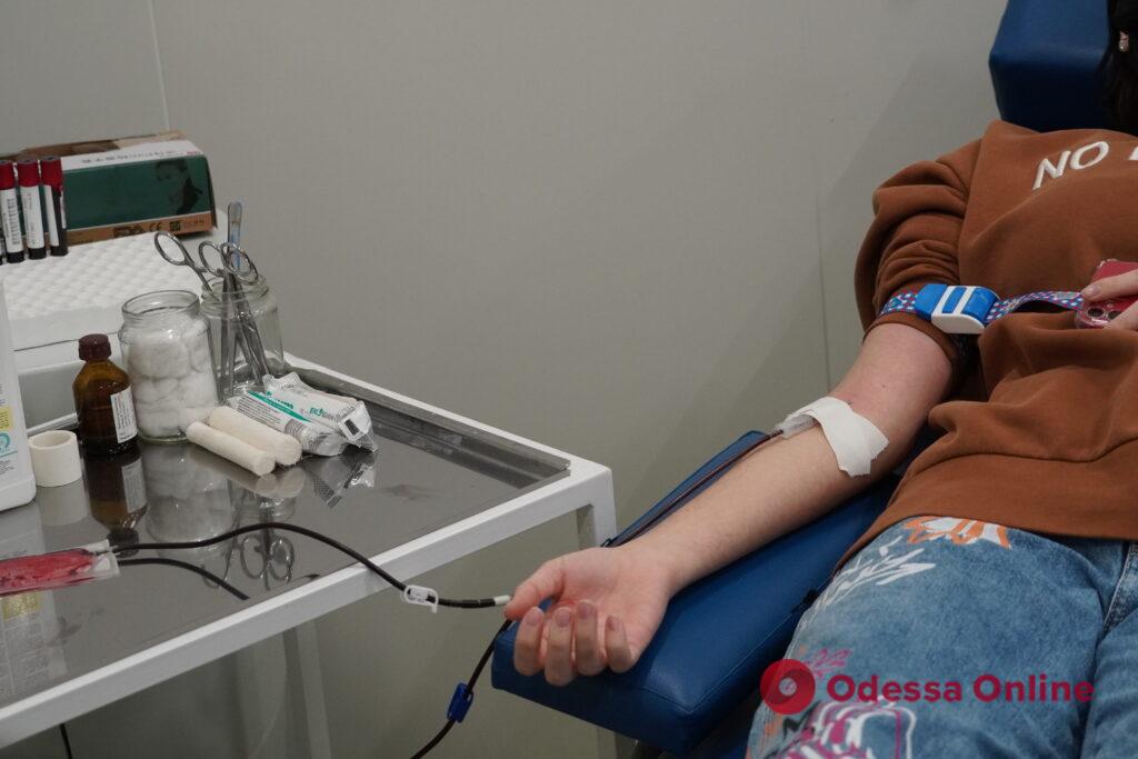 Нагородили донорів та здали кров: в Одесі пройшла акція, присвячена Міжнародному дню волонтера (фото)