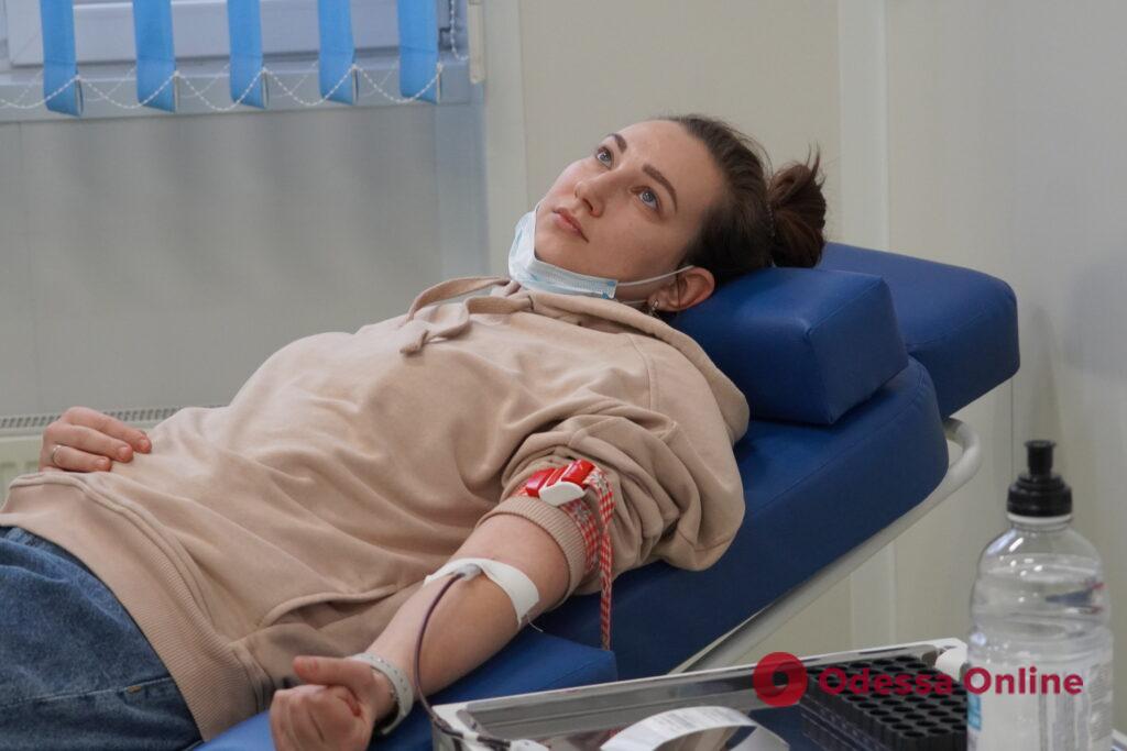 Нагородили донорів та здали кров: в Одесі пройшла акція, присвячена Міжнародному дню волонтера (фото)