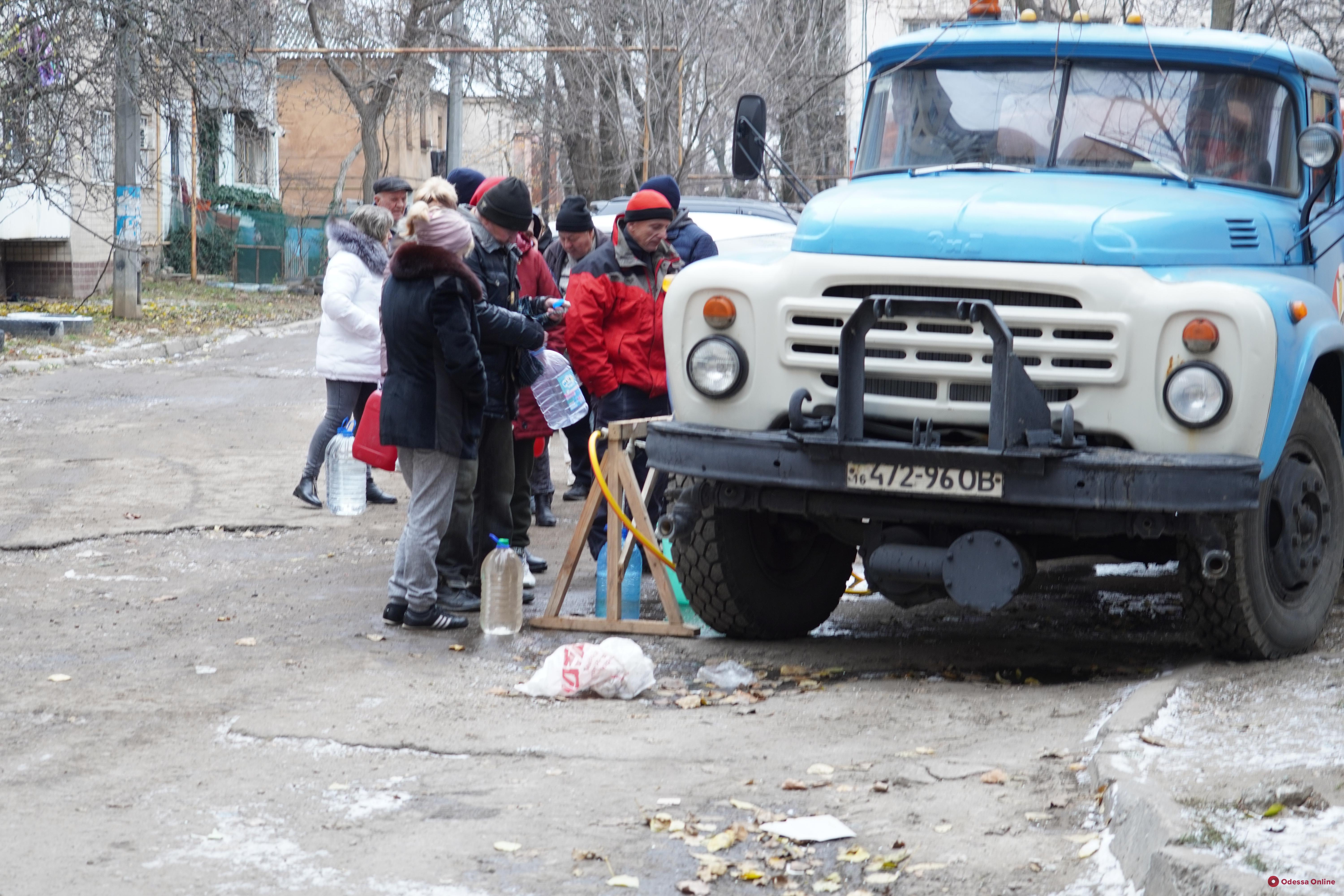 Как в Одессе работают пункты раздачи воды (фото)