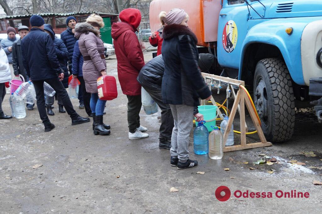 Як в Одесі працюють пункти роздачі води (фото)