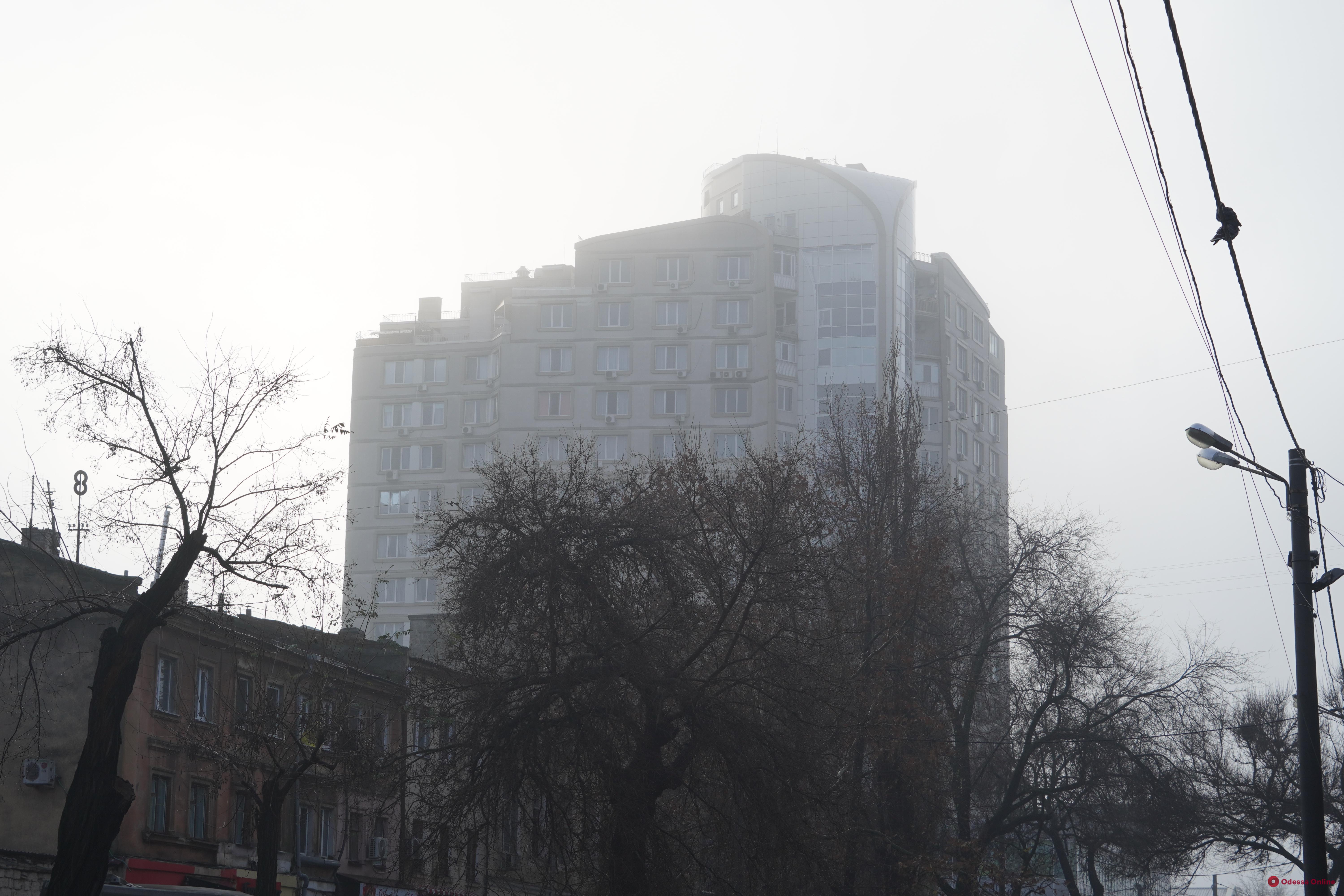 Одессу накрыл густой туман (фото)