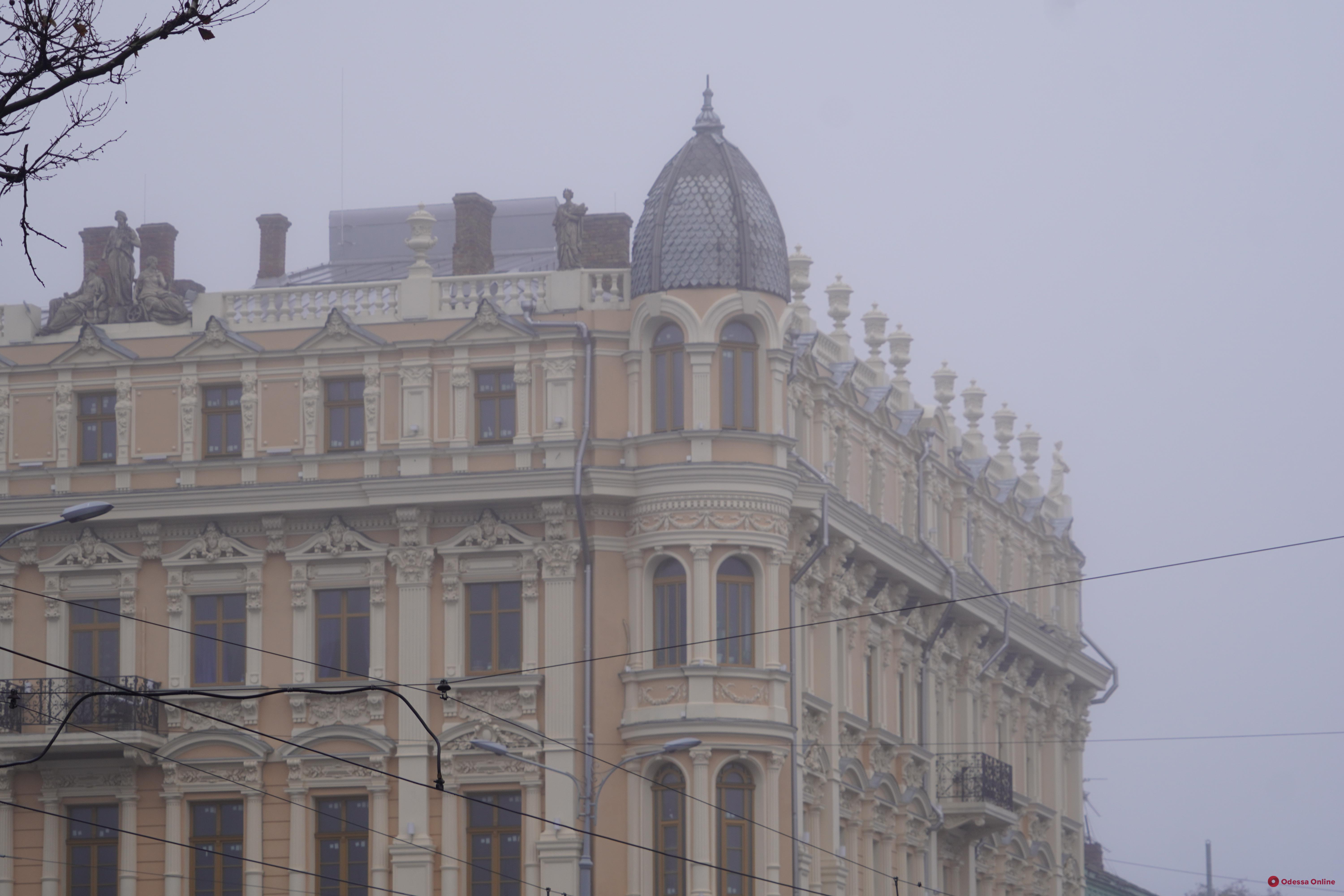 Одессу накрыл густой туман (фото)