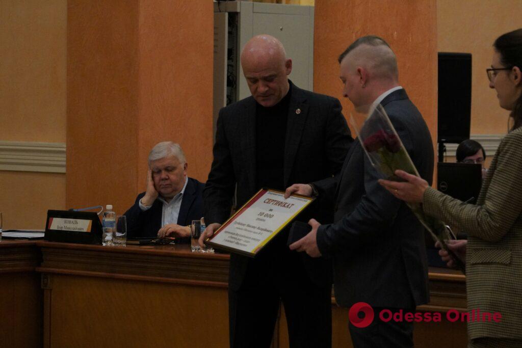 В одеській мерії нагородили переможця конкурсу «Вчитель року-2022» Максима Трубнікова