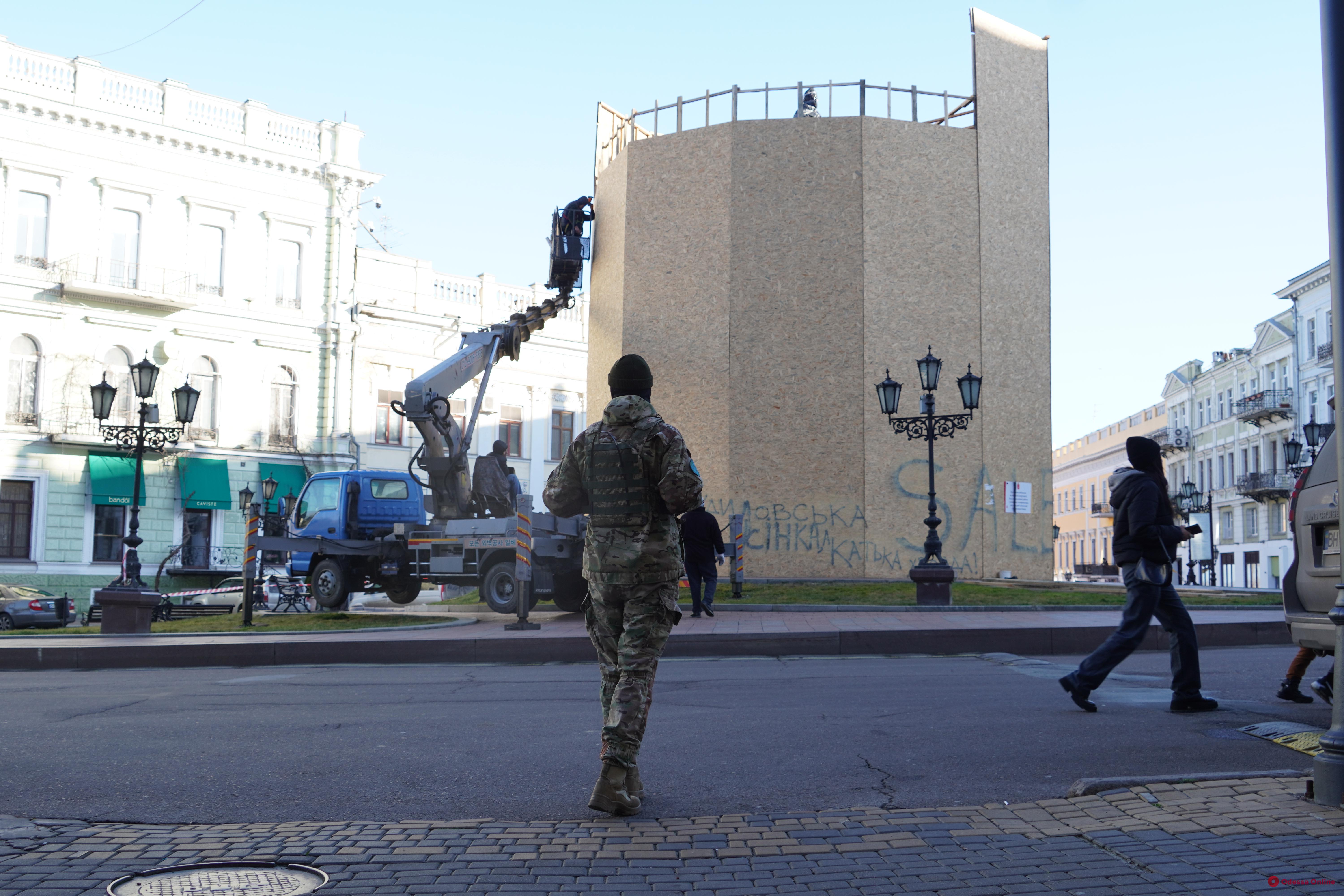 В Одесі почали готувати до демонтажу пам’ятник Катерині ІІ  (фото, відео)