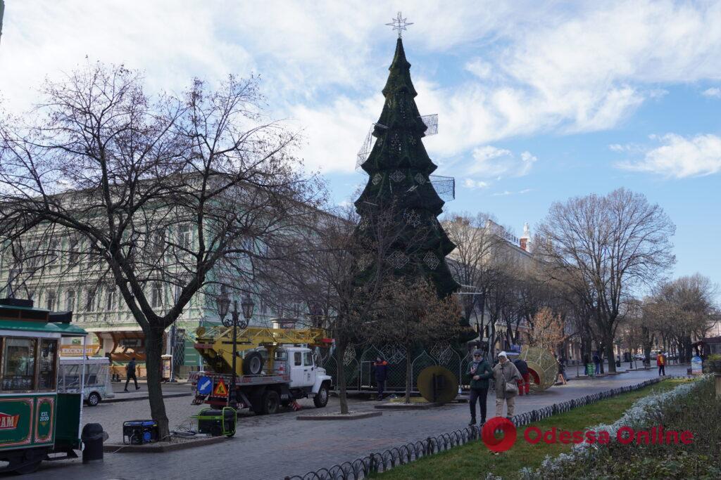 На Дерибасівській прикрашають новорічну ялинку (фото)