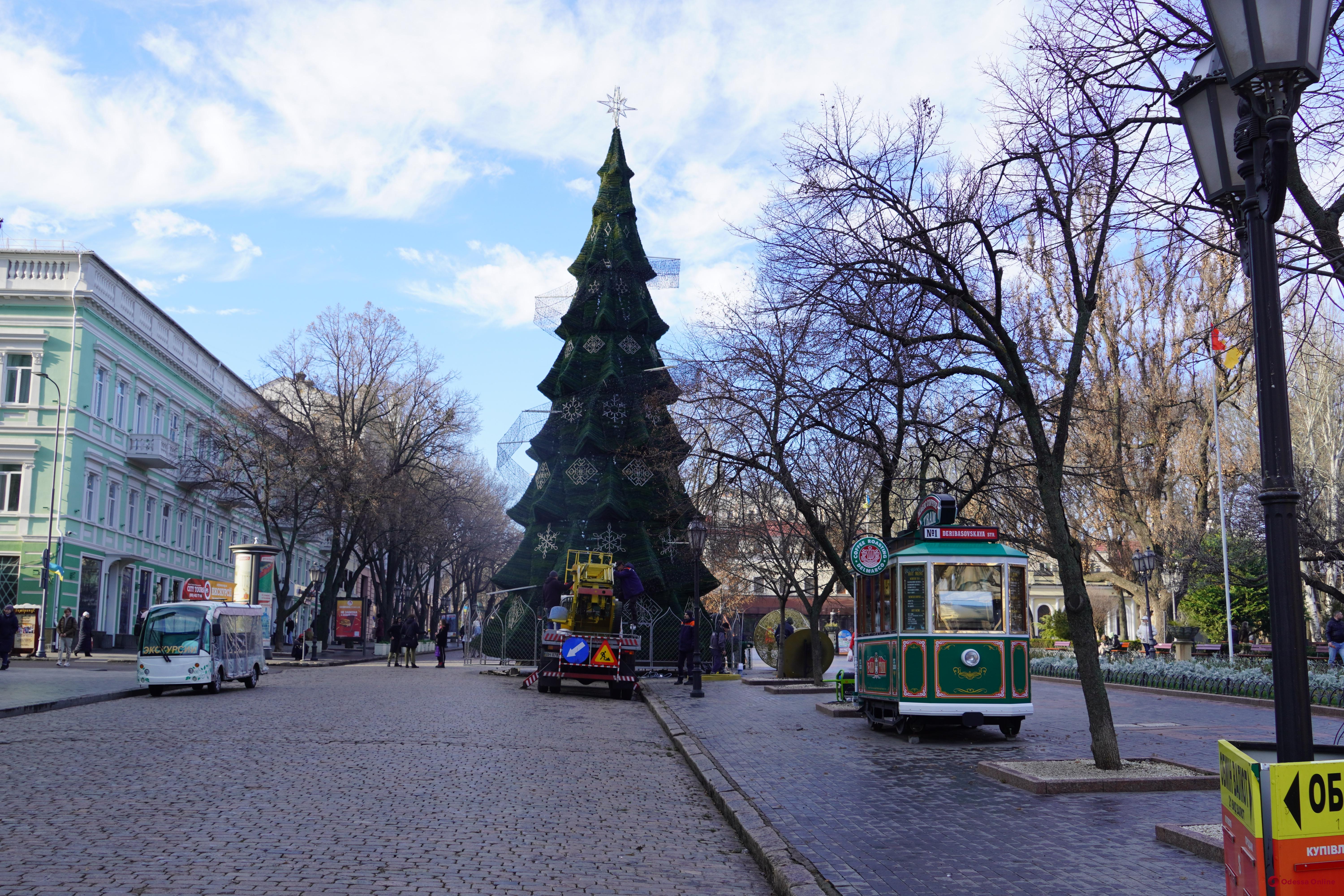 На Дерибасовской украшают новогоднюю елку (фото)