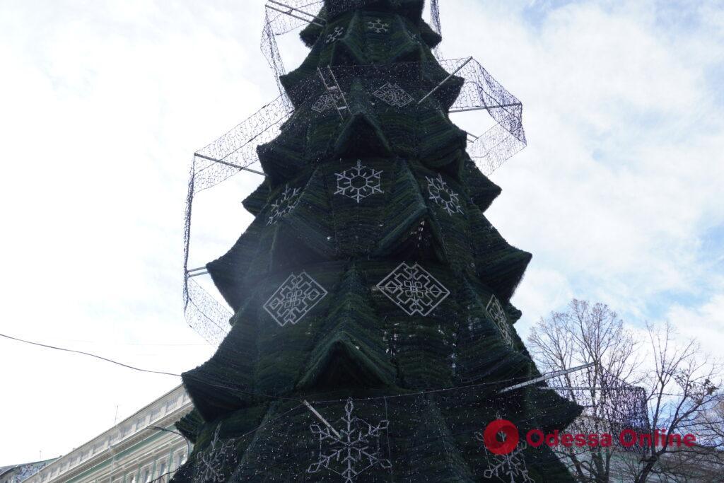 На Дерибасовской украшают новогоднюю елку (фото)