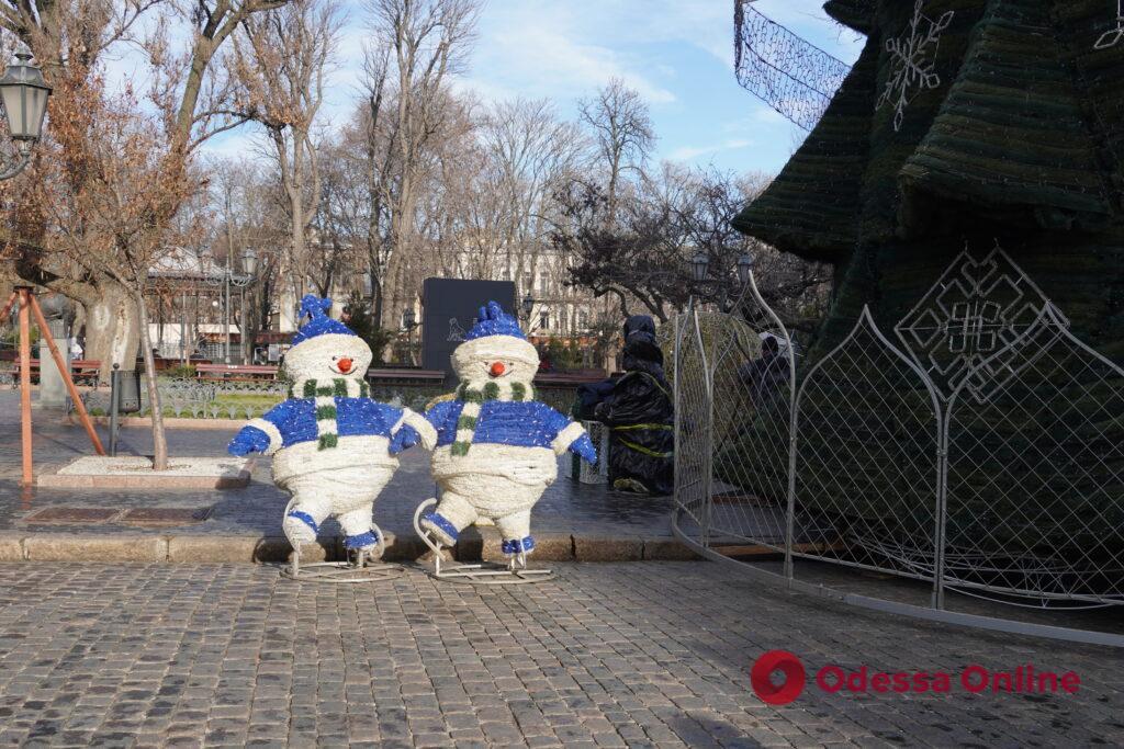 На Дерибасовской украшают новогоднюю елку (фото)