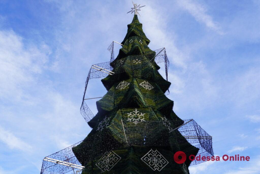 На Дерибасівській прикрашають новорічну ялинку (фото)
