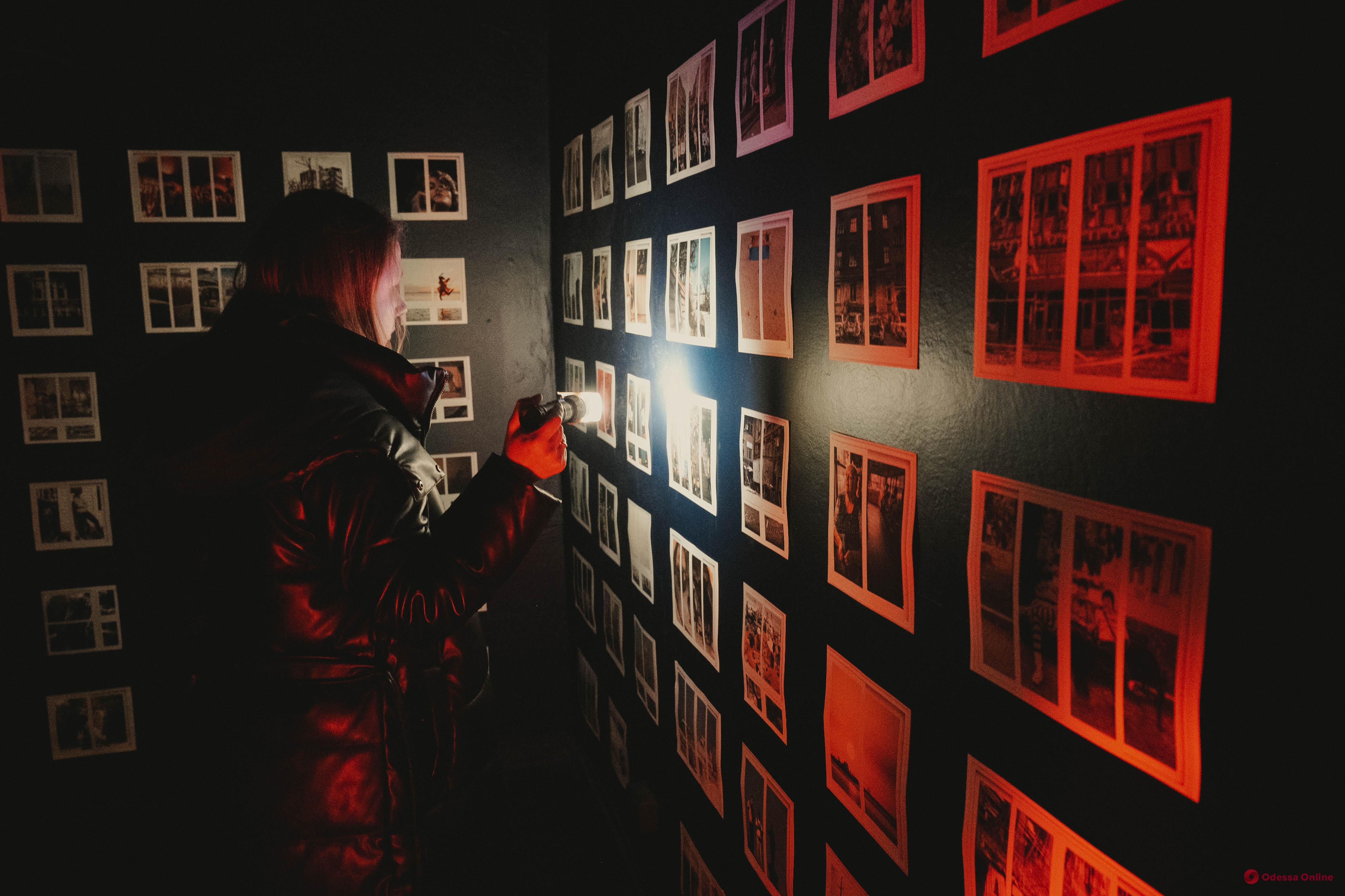 У Кракові українці відкрили фотовиставку у темряві, щоб зібрати гроші на генератори (фото)