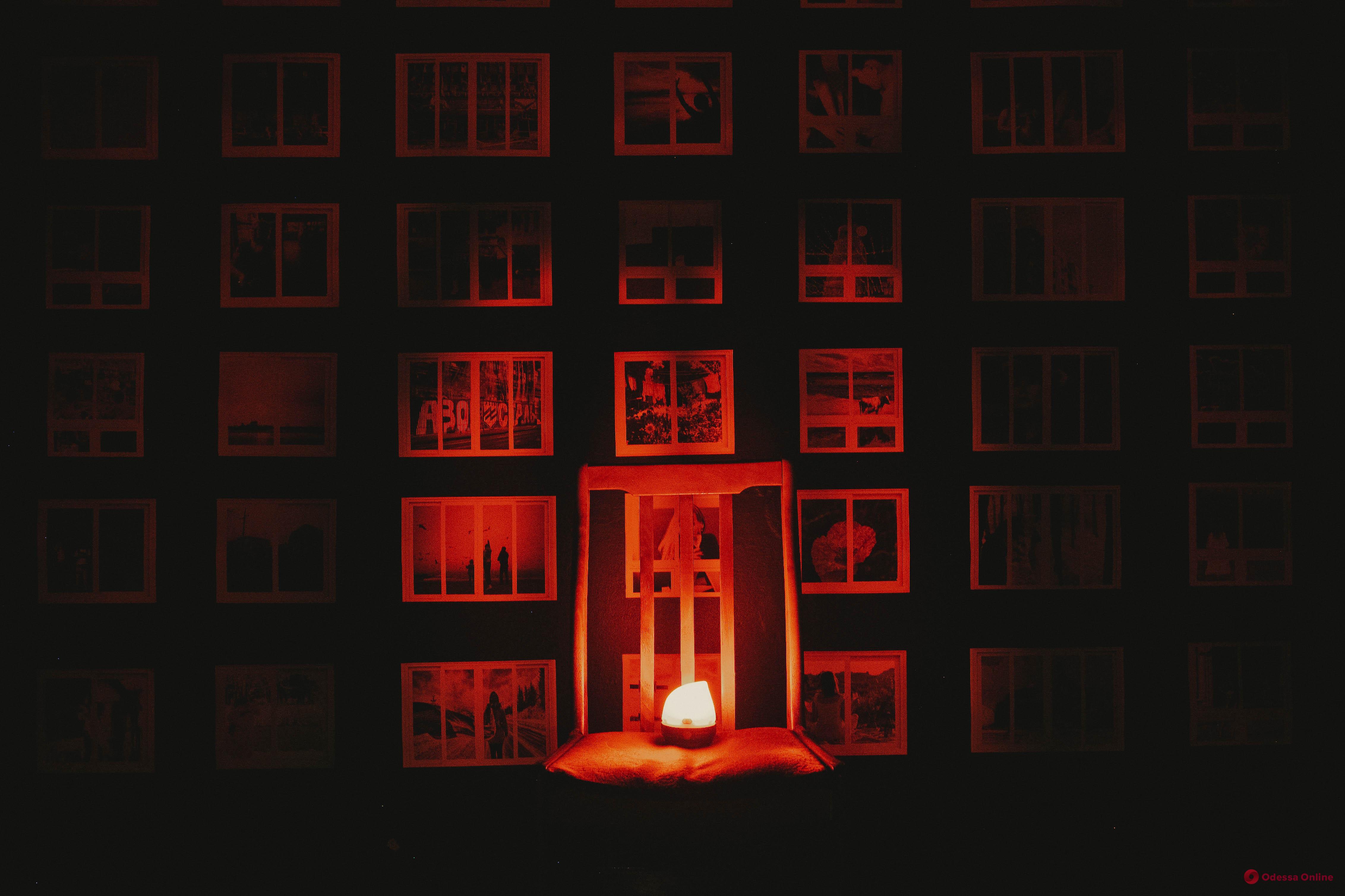В Кракове украинцы открыли фотовыставку во тьме, чтобы собрать деньги на генераторы (фото)