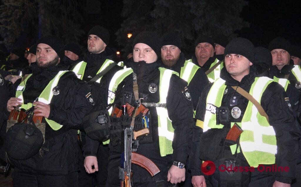 На охорону правопорядку в новорічну ніч заступили посилені наряди правоохоронців (фото)