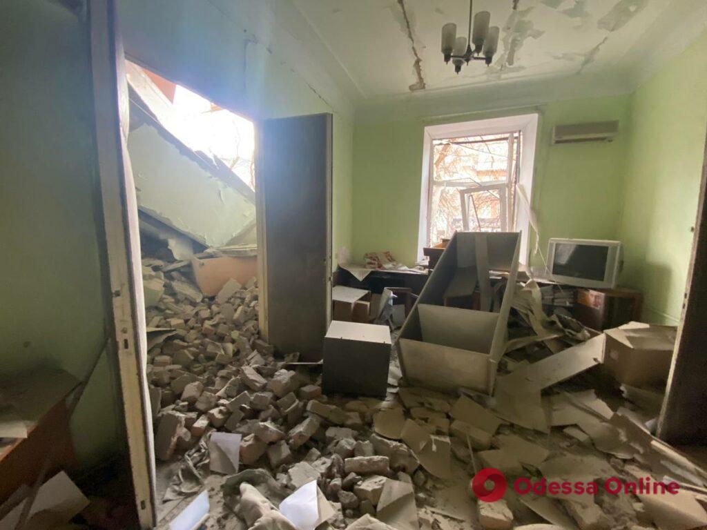 Рашисти знову вдарили по будівлі Херсонської ОВА
