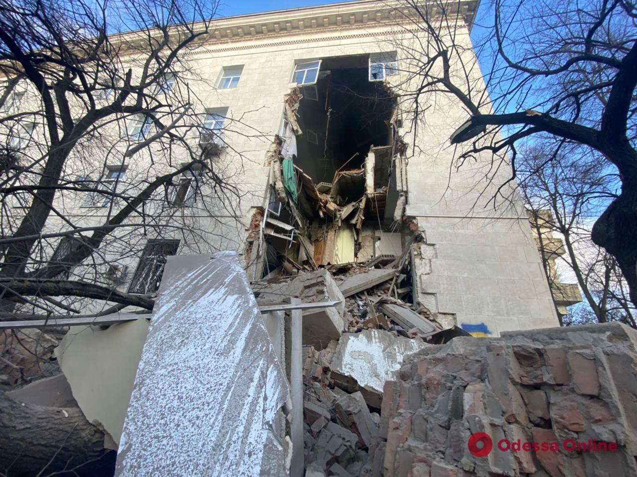 Рашисти знову вдарили по будівлі Херсонської ОВА