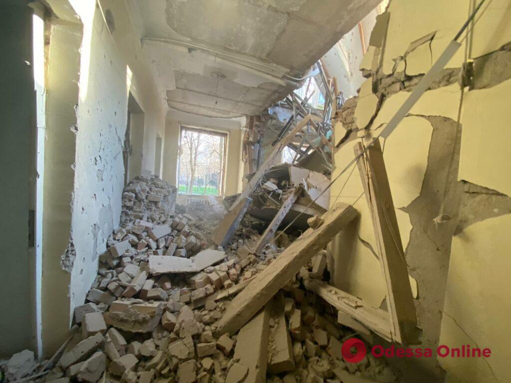 Рашисти знову вдарили по будівлі Херсонської ОВА