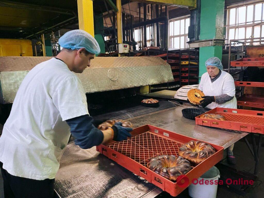 На одеському хлібзаводі печуть різдвяні калачі для захисників України