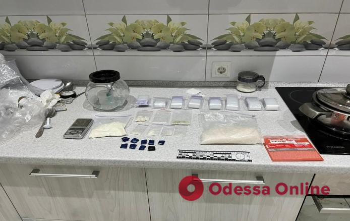 У жительницы Черноморска нашли почти килограмм наркотиков