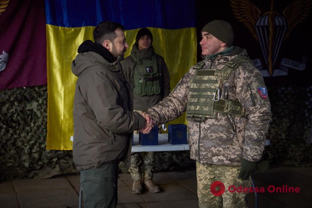Зеленский приехал на Донбасс и наградил украинских военных