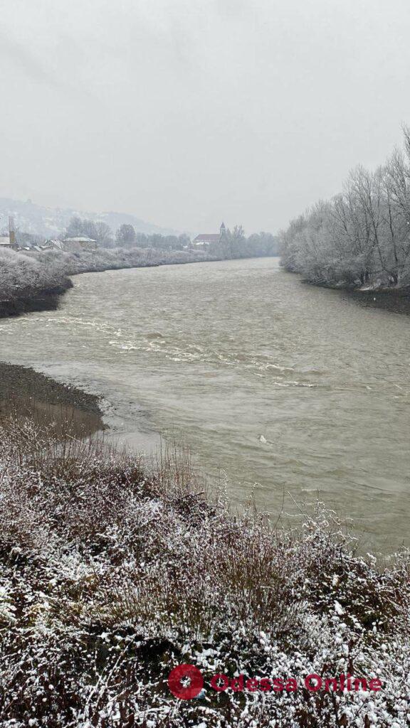 На берегу реки в Закарпатье задержали двух жителей Одесской области с детскими кругами для плавания