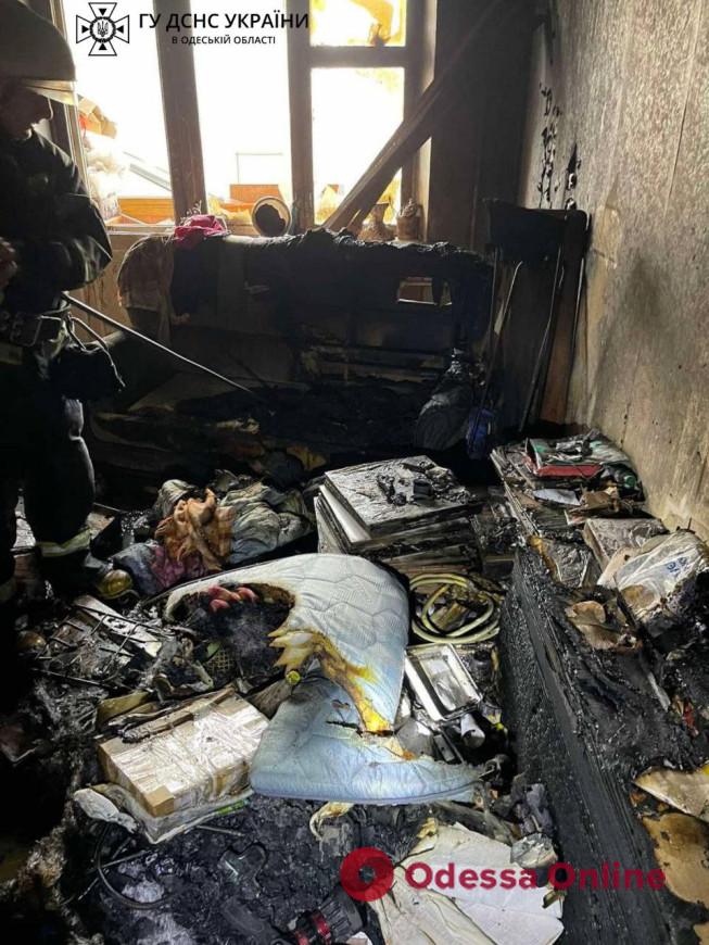 Курение в постели: на Черемушках в результате пожара в квартире погибли двое пенсионеров